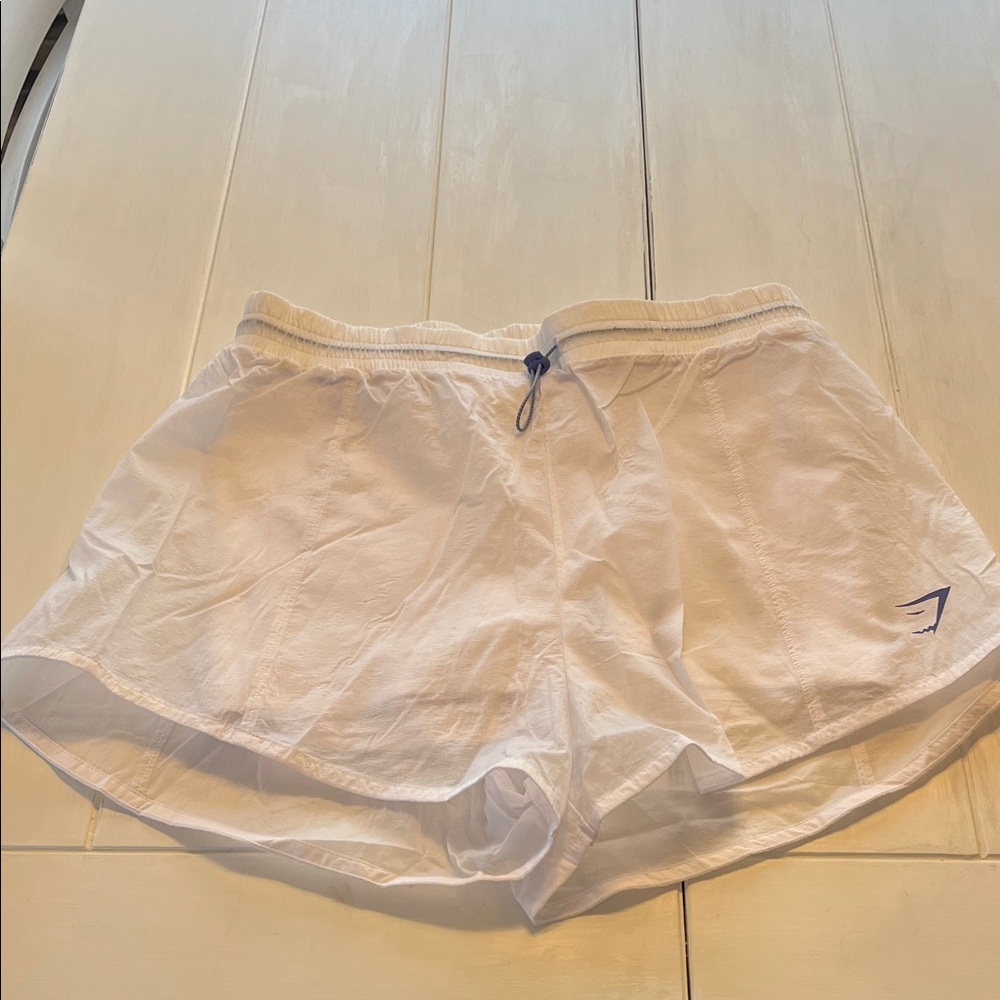 Gymshark/Beautiful white shorts/M/shorts have a white cover over white short